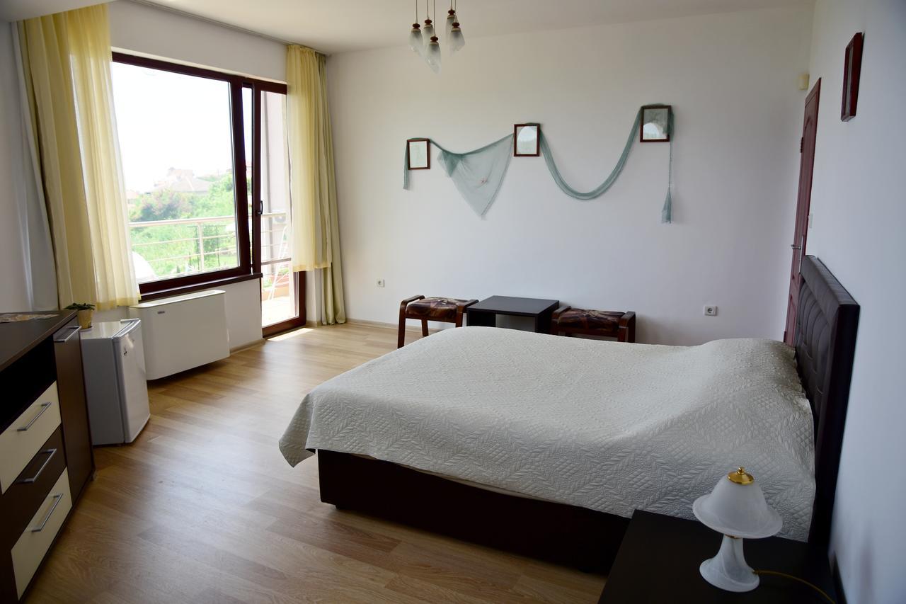 Guest Rooms Sea View Балчик Екстериор снимка
