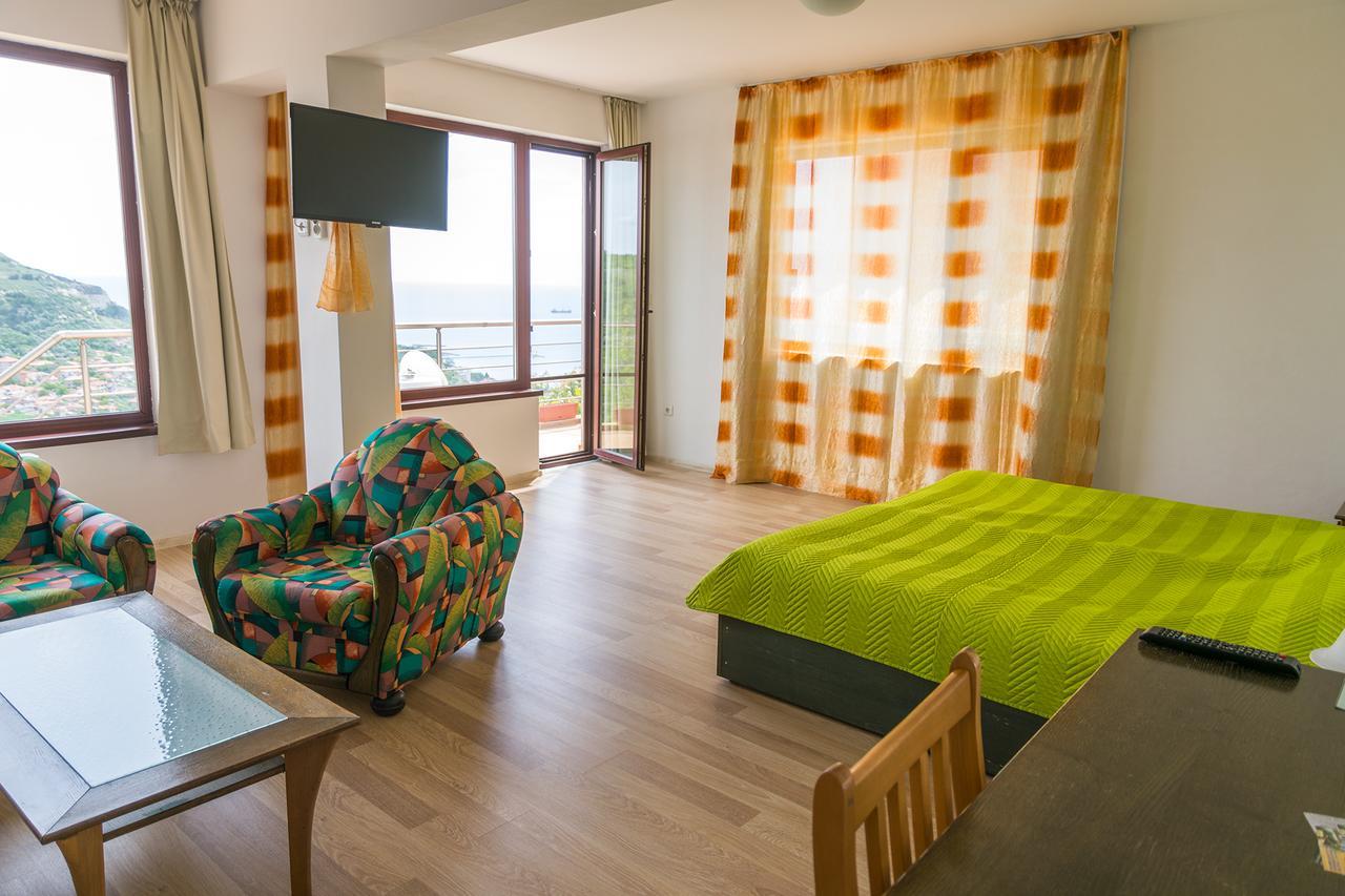 Guest Rooms Sea View Балчик Екстериор снимка